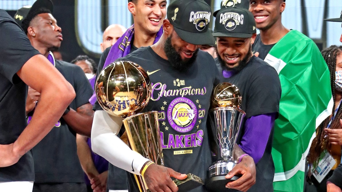 利拉德得分与组织能力解析：NBA最全能控卫如何兼顾30+10